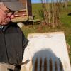 Der Imker Albert Stadler aus Neuhausen untersucht die Einlage eines Bienenstocks auf Milbenbefall.