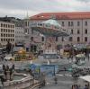 Ein wenig Volksfeststimmung kommt nun am Augsburger Rathausplatz auf. Ein Kettenkarussell ist die Hauptattraktion. 