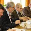 Bürgermeister Hermann Lochbronner, Landrat Hans-Joachim Weirather, Georg Winkler (Verband mittelschwäbischer Kraftfahrzeuglinien) und Josef Brandner (BBS, v.l.) unterschreiben die Verträge.
