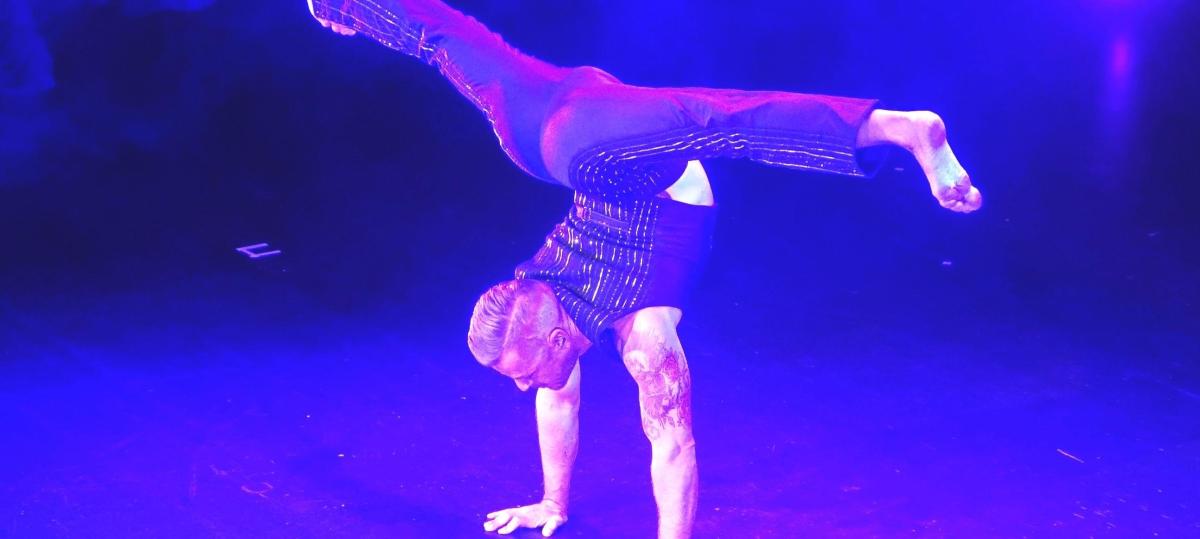 Wenn Magie und Akrobatik aufeinandertreffen: Varietézauber kehrt nach Vöhringen zurück