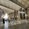 Ein erster Blick hinein: Die gigantische Eingangshalle des Grand Egyptian Museum in Gizeh.