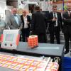 Stolz präsentierte der Geschäftsführer Manfred Hoffmann (links) die nagelneue Digitaldruckerei in Wellheim. Im modernen Druckhaus wurden 2,1 Millionen Euro in Maschinen investiert. 	