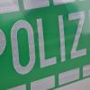 Die Polizei sucht einen Fahrzeughalter, dessen Auto angefahren und beschädigt wurde. Symbolfoto