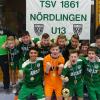 Die D-Junioren des TSV Nördlingen wurden Futsal-Kreismeister Donau-Ries. Links im grünen Trainingsanzug Trainer Kazim Temizel, rechts Co-Trainer Witalij Winter. 	