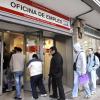 Arbeitslose stehen in Madrid in einer langen Schlange vor einem Jobcenter in der spanischen Hauptstadt. Niemals waren in Europa so viele Menschen arbeitslos. Foto: Juanjo Martin dpa