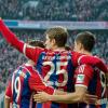 Die Spieler des FC Bayern München Mario Götze und Thomas Müller (M) gratulieren Robert Lewandowski (r) zu seinem 2:0 Treffer.