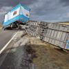 Auf einer Bundesstraße bei Hutthurm im Landkreis Passau ist im Sturm "Ylenia" der Anhänger eines Lastwagens auf die Seite gekippt. Verletzt wurde niemand.