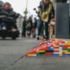 So sehen die bunten Lego-Rampen aus. Sie helfen Rollstuhlfahrern und anderen Menschen, Hindernisse zu überwinden. In Köln, wo dieses Foto entstanden ist, kommt das Projekt gut an. Nun soll es auch in Donauwörth anlaufen. 