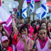 Trotz eines vorübergehenden Stopps der umstrittenen Justizreform demonstrieren in Israel landesweit erneut Tausende Menschen gegen die Pläne der rechts-religiösen Regierung von Benjamin Netanjahu - so wie hier in Tel-Aviv.