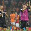 Die Bayern-Stars Joshua Kimmich (l) und Thomas Müller bedanken sich nach dem Spiel in Istanbul bei den Fans.