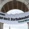 Aktivisten von Robin Wood hängen am Siegestor in München  ein Transparent mit der Aufschrift "Münchner. stoppt den 3. Startbahnwahn!!!" auf. Mit dieser Aktion protestiert Robin Wood gegen den Bau der dritten Startbahn am Münchner Flughafen. 