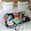 So schützt man sich vor Bettwanzen: vor der Abreise aus dem Hotel den Koffer komplett leeren und die Kleidungsstücke ausschütteln.