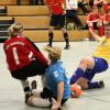 Türkheims Stürmerin Katharina Jobst (rechts) versucht hier vergeblich, den Futsal-Ball an Anhausens Torhüterin vorbeizustochern. 