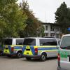 Die Polizeiwagen der Einsatzhundertschaft vor dem Nördlinger Impfzentrum. 