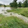 Weil ein Unbekannter an diese Stelle eines der Regenrückhaltebecken in Otting sabotiert hat, funktioniert das Hochwasser-Schutzsystem nicht mehr richtig.  	