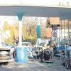 Die ehemalige Tankstelle in der Greifenberger Hauptstraße mit ihrem charakteristischen Flugdach hat jetzt Eingang in die Denkmalliste gefunden. Die Brüder Sepp und Armin Sedlmayr (mit Hut) pflegen diese Reminiszenz an die 1950er Jahre. 