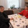 Senioren unterstützen Senioren im Landkreis Günzburg: Gabriele Jung (links) aus Burgau spielt regelmäßig mit Margit Strehle. 