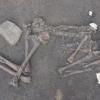 Aufgrund der Lage des Skeletts nennen Archäologen diese für die Jungsteinzeit typische Form der Bestattung „Hockerbestattung“. Nach ersten Einschätzungen wurde hier ein erwachsener Mann bestattet. 