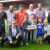 Die Gewinner in der Voith-Arena (hinten von links): Johannes Behnke, Lothar Behnke, Thomas Baur, Wolfgang Göttler, Hans-Peter Grimm und Alfred Briel sowie (vorne) FCH-Vertriebs-Manager Thomas Schreitt, Eventmanager Siegbert Mielich von Eisen-Fischer, Simon Baur, Fabian Göttler, Luca Grimm und Eisen-Fischer Junior Marketing Managerin Theresa Briel.  
