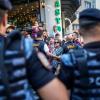 Polizisten blockieren Demonstranten während der Pride-Parade in Istanbul.