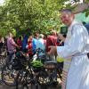 Pater Alois Schlachter segnete nach dem Gottesdienst nicht nur die Radler, sondern auch deren Fahrräder. 	