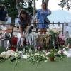 Nach dem Messerangriff eines Mannes auf vier Kinder und zwei Erwachsene auf einem Spielplatz legen Menschen Blumen nieder.