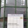 In Augsburgs Stadtteil Lechhausen ist das Verwaltungszentrum, in dem ankommende Flüchtlinge registriert werden. Der Betrieb läuft jetzt seit einem Jahr.