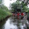 Das Kanuteam aus Tiefenbach besteht seit einem Vierteljahrhundert. Das Foto zeigt Mitglieder der Gruppe nach dem Überwinden einer Schleuse, die im Hintergrund zu sehen ist. 