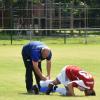 Der SV Münster – hier ein Bild von Manuel Irouschek, der gerade behandelt wird – gehört zu den Vereinen, die gerade außergewöhnlich viele Verletzte zu beklagen haben.  