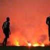 Feuerwerkskörper, Zuschauer auf dem Spielfeld, minutenlange Unterbrechungen - die Relegationspartie  Düsseldorf endete im Chaos.