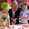 Bundeskanzler Olaf Scholz (SPD) lächelt während seines Kita-Besuchs. Dass jedes Kind einen Platz im Kindergarten bekommt, ist keine Selbstverständlichkeit.