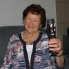 Jutta Rauner feiert ihren 90. Geburtstag – darauf ein Gläschen.