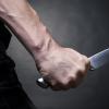 Mit einem Messer hat ein 19-Jähriger am Freitagnachmittag in Meitingen Polizeibeamte bedroht.