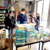 Bei der Packaktion am Gymnasium bei St. Stephan legten viele jugendliche Unterstützer Hand an, um Familien in akuter Not zu helfen.