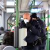 Mitarbeiter des städtischen Ordnungsdienstes kontrollieren in einer Augsburger Straßenbahn die FFP2-Maskenpflicht. Strafen gibt es aber erst ab nächster Woche.