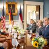 Der texanische Gouverneur Greg Abbott (r) empfängt Bundesaußenministerin Annalena Baerbock in Austin.