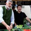 Gemüse aus Windach präsentieren hier Bürgermeister Alexander Herrmann (links) und Marktleiter Peter Kaun jun. bei der Eröffnung des neuen Wochenmarktes in Schondorf.