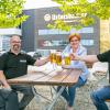 Servicekraft Angela Müller (links), Koch Martin Weigl, Brauereichefin Stephanie Schmid und Pächter Thomas Hebenstiel stoßen gemeinsam im neu angelegten Biergarten in Ustersbach an. 