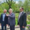 Beim Ortstermin im Rainer Stadtpark (von links): Florian Riehl, Fabian Mehring, Karl Rehm und Michael Bosse machen sich ein Bild über die dortige Krähenpopulation.