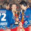 Im 5. Spiel setzt sich der EV Landsberg 2000 in den Play-offs gegen Hannover durch, wird Oberligameister und steigt in die 2. Bundesliga auf. Von links: Patrick Strauch, Matthias Hitzelberger und Andreas Guggenmos mit dem Pokal.