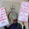 Eine Frau demonstriert am Mittwoch vor dem Obersten Gerichtshof in London gegen die Pläne der britischen Regierung. Das Gericht hat entschieden, dass illegale Migranten nicht nach Ruanda ausgeflogen werden dürfen. 
