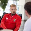 Niklas Dorsch, hier im Gespräch mit unserem Redakteur Marco Scheinhof, will zum Rückrundenstart wieder im Kader des FC Augsburg stehen.