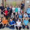 Die Schülerinnen und Schüler der Klasse 4b der Grundschule Holzheim lernten die sportliche Form des Seilspringens, das „Rope Skipping“, kennen. Unterwiesen wurden die Kinder von der Studentin Sabrina Bischofer (hinten rechts). 