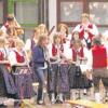 Tapfer spielten die Musiker bei Regen auf dem Meitinger Rathausplatz weiter. Die Zuhörer schützten sich teilweise mit Regenschirmen vor den Tropfen. 