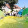 Viel geboten war gestern beim Marktsonntag auf dem Untermüllerplatz und in der Mühlstraße in Dießen. Der Nachwuchs konnte in durchsichtigen Wasserbällen durch ein großes Planschbecken kullern.