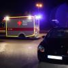 Ein 23-jähriger Fußgänger ist am Mittwoch gegen 20.30 Uhr an der Kreuzung Augsburger Straße (alte B 300) und Peter-und-Paul-Straße nahe Aichach-Ecknach von einem Auto angefahren und schwer verletzt worden. 