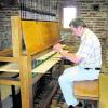 Dieses Instrument benötigt eine harte Hand: Lothar Damm schlägt die "Stocken" des Illertisser Carillons im Turm von St. Martin. Um es richtig zu beherrschen, ist viel schweißtreibendes Üben nötig. Foto: hip