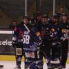 In der Eishockey-Bayernliga gewinnt der HC Landsberg (dunkle Trikots) sein letztes Heimspiel gegen den EC Pfaffenhofen. Mit 5:2 setzen sich die Riverkings gegen den Tabellenletzten durch. Hier die Bilder vom Spiel.