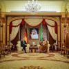 Große Kulisse: Bundeskanzler Olaf Scholz im Gespräch mit dem Kronprinzen des Königreichs Saudi-Arabien, Mohammed bin Salman.