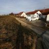 Am westlichen Ortsrand von Oberreichenbach, auf der Fläche links im Bild, soll ein ungefähr ein Hektar großes Neubaugebiet entstehen. Ein Landwirt in der Nachbarschaft fürchtet deshalb um die Existenz seines Betriebes.  	